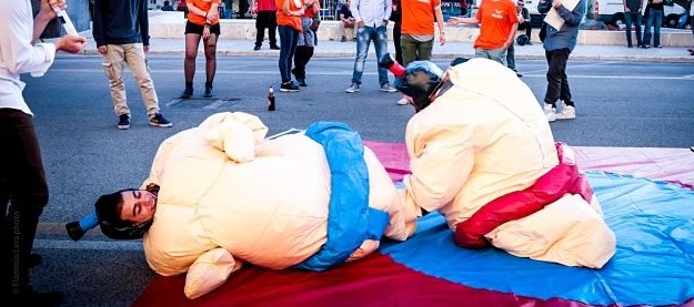 gonfiabile sportivo lottatori di sumo