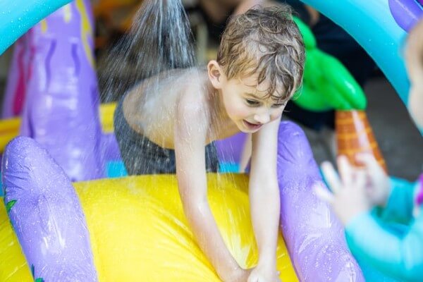 Gonfiabili acquatici per bambini e adulti